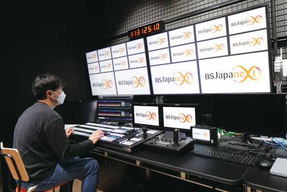 T4 control room equipped with KAIROS, where each user can freely change the layouts of the two multi-view screens.