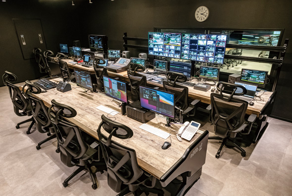 Control room in which KAIROS is used to freely combine multi-view layouts on two screens.